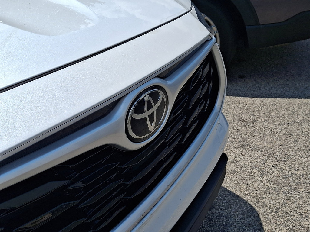Used 2022 Toyota Highlander XLE AWD/4WD image 4