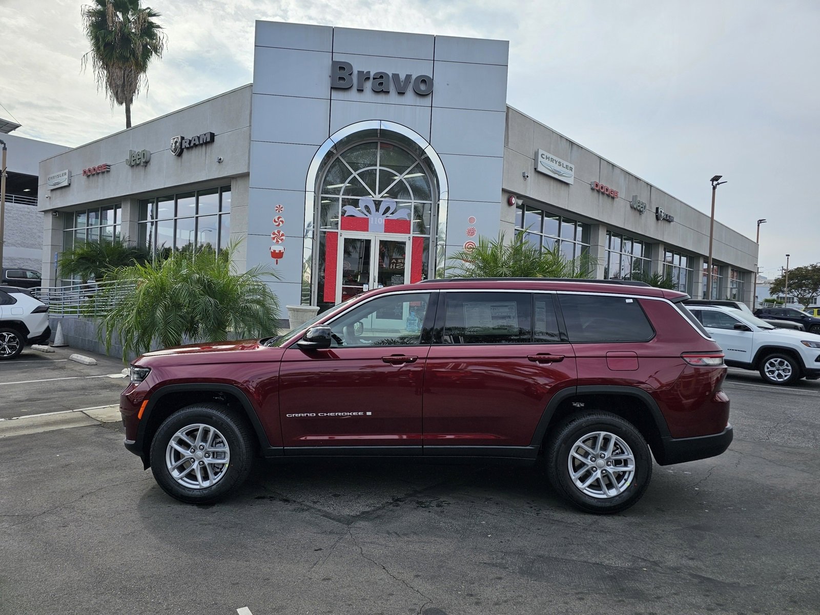 New 2025 Jeep Grand Cherokee L Laredo image 4