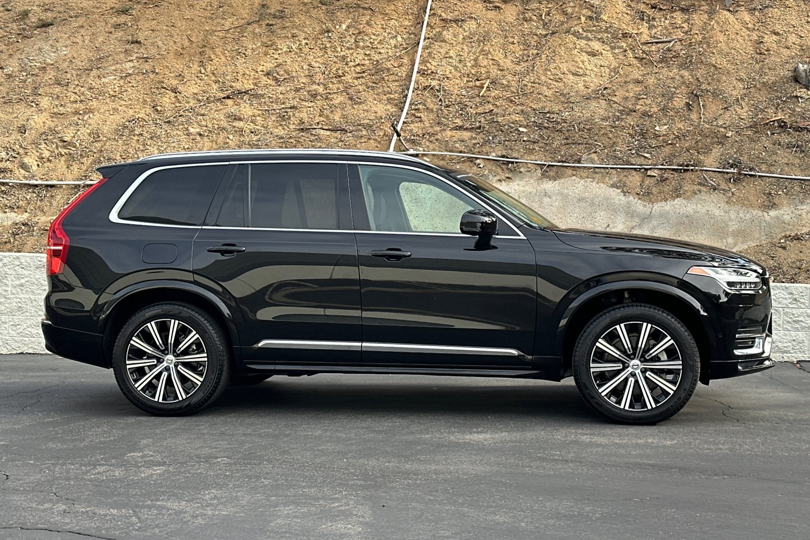 Certified 2025 Volvo XC90 B6 Plus AWD/4WD image 3