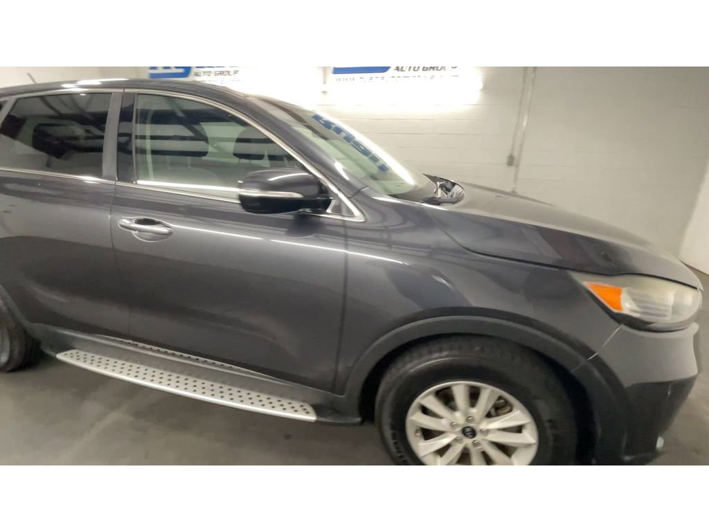 Used 2019 Kia Sorento LX image 2