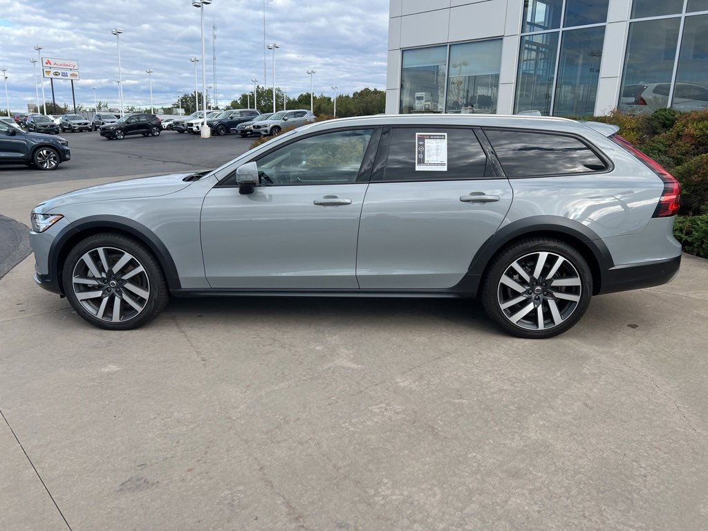 Certified 2025 Volvo V90 B6 Cross Country Plus image 2