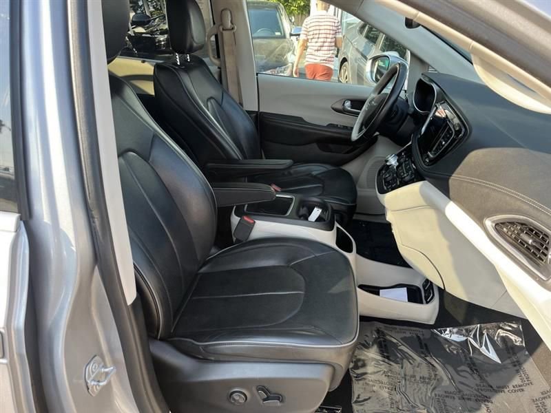 Used 2018 Chrysler Pacifica Limited FWD image 12