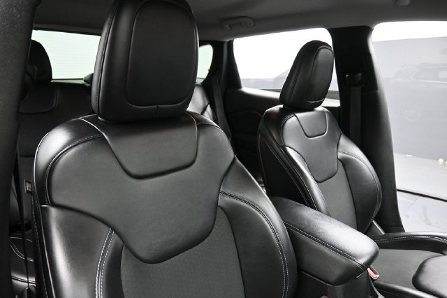 Used 2019 Jeep Cherokee Latitude Plus FWD image 33
