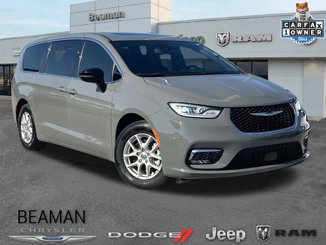 Used 2025 Chrysler Pacifica Select