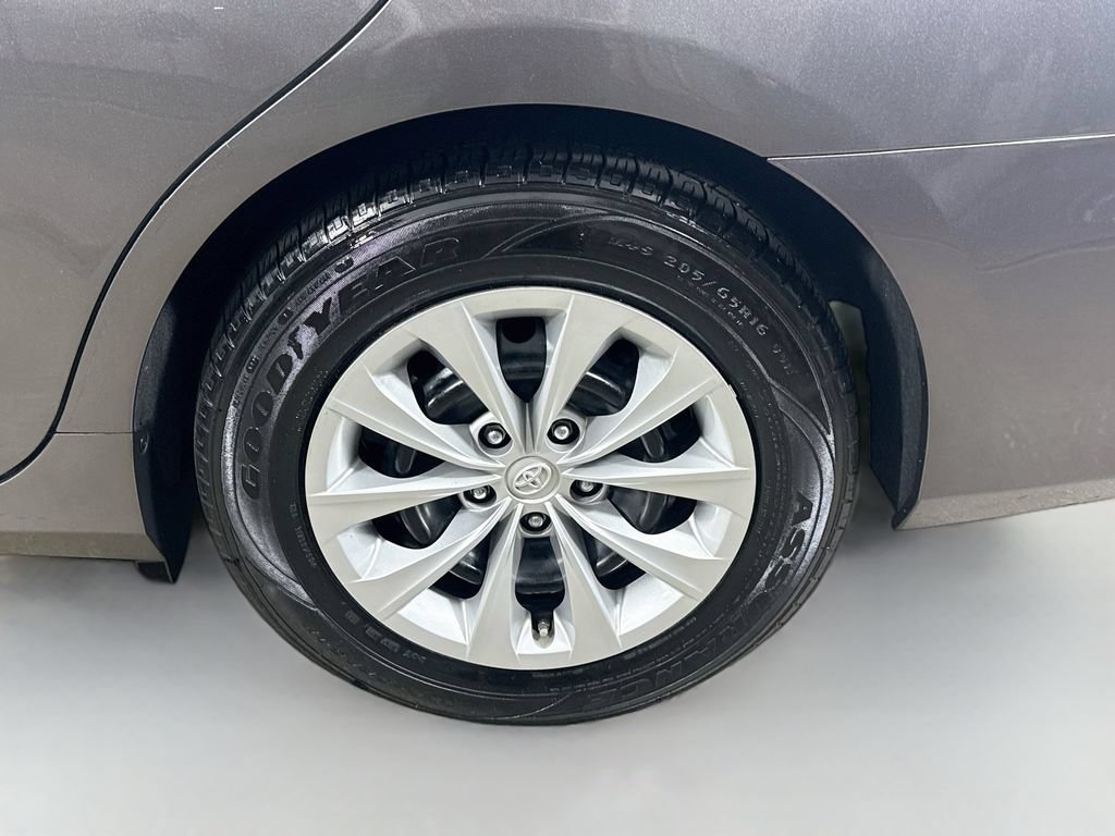 Certified 2017 Toyota Camry LE FWD image 9