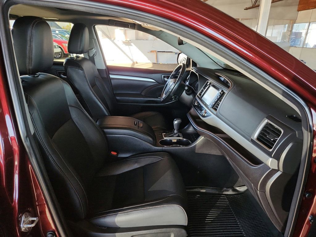 Used 2018 Toyota Highlander XLE image 23