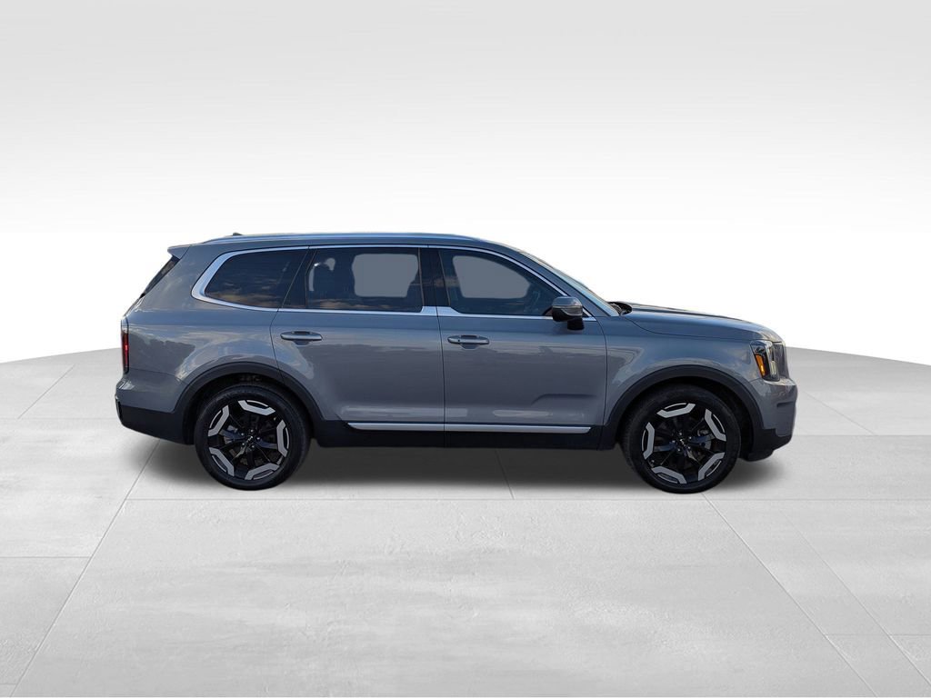 Certified 2023 Kia Telluride EX w/ EX Captain's Chair Package image 3