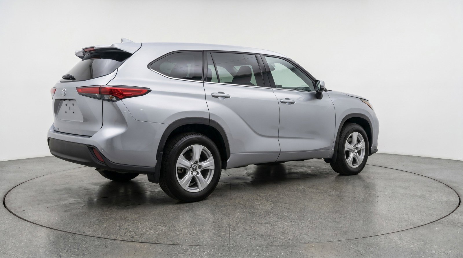 Used 2025 Toyota Highlander LE FWD image 9