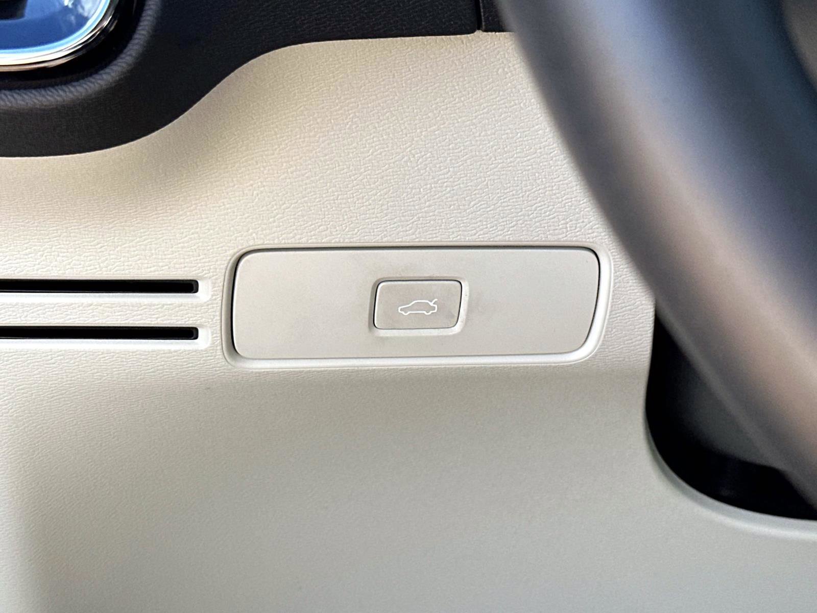 Certified 2023 Volvo XC40 B5 Plus image 30