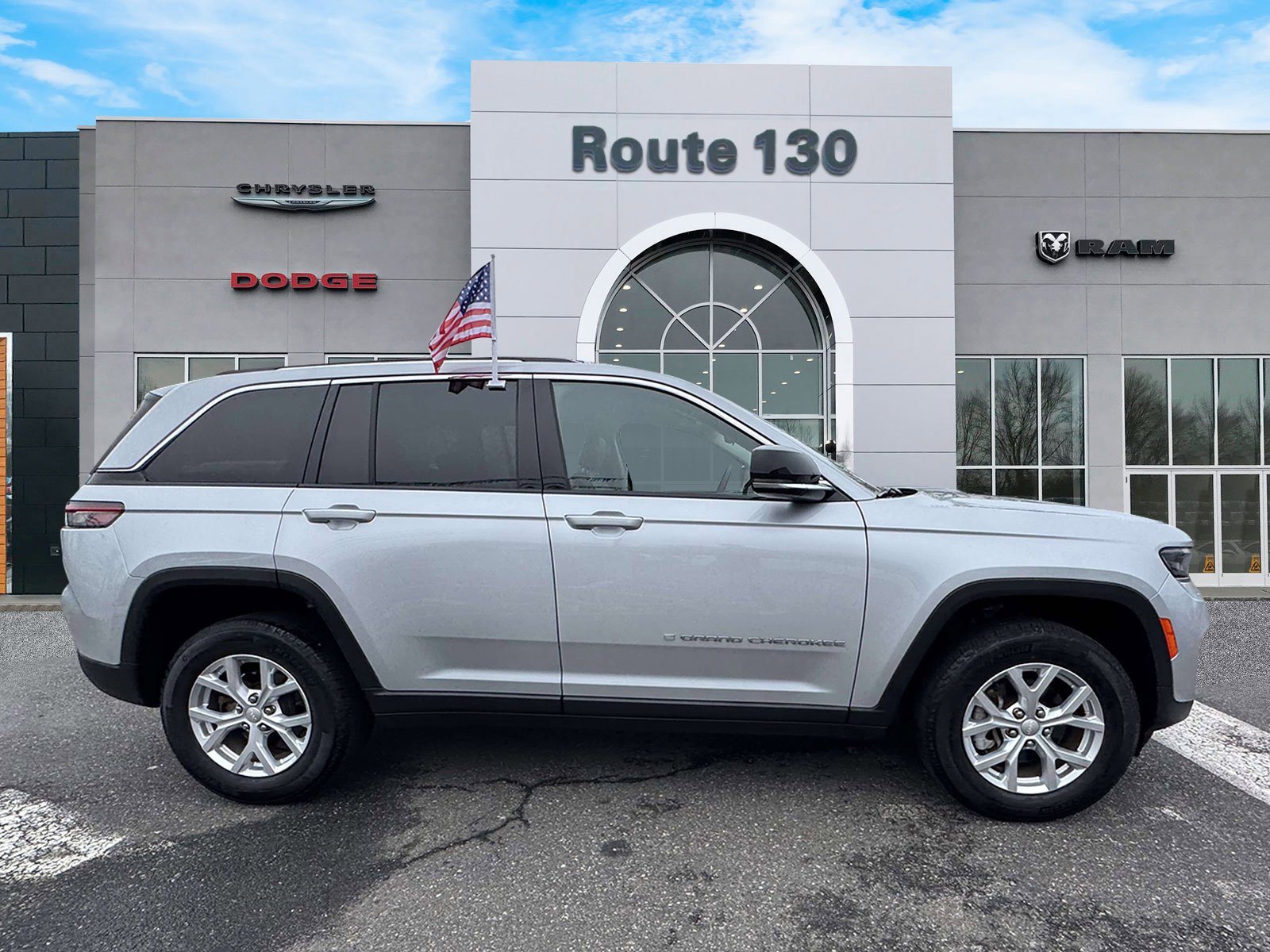 Used 2023 Jeep Grand Cherokee Limited AWD/4WD image 5