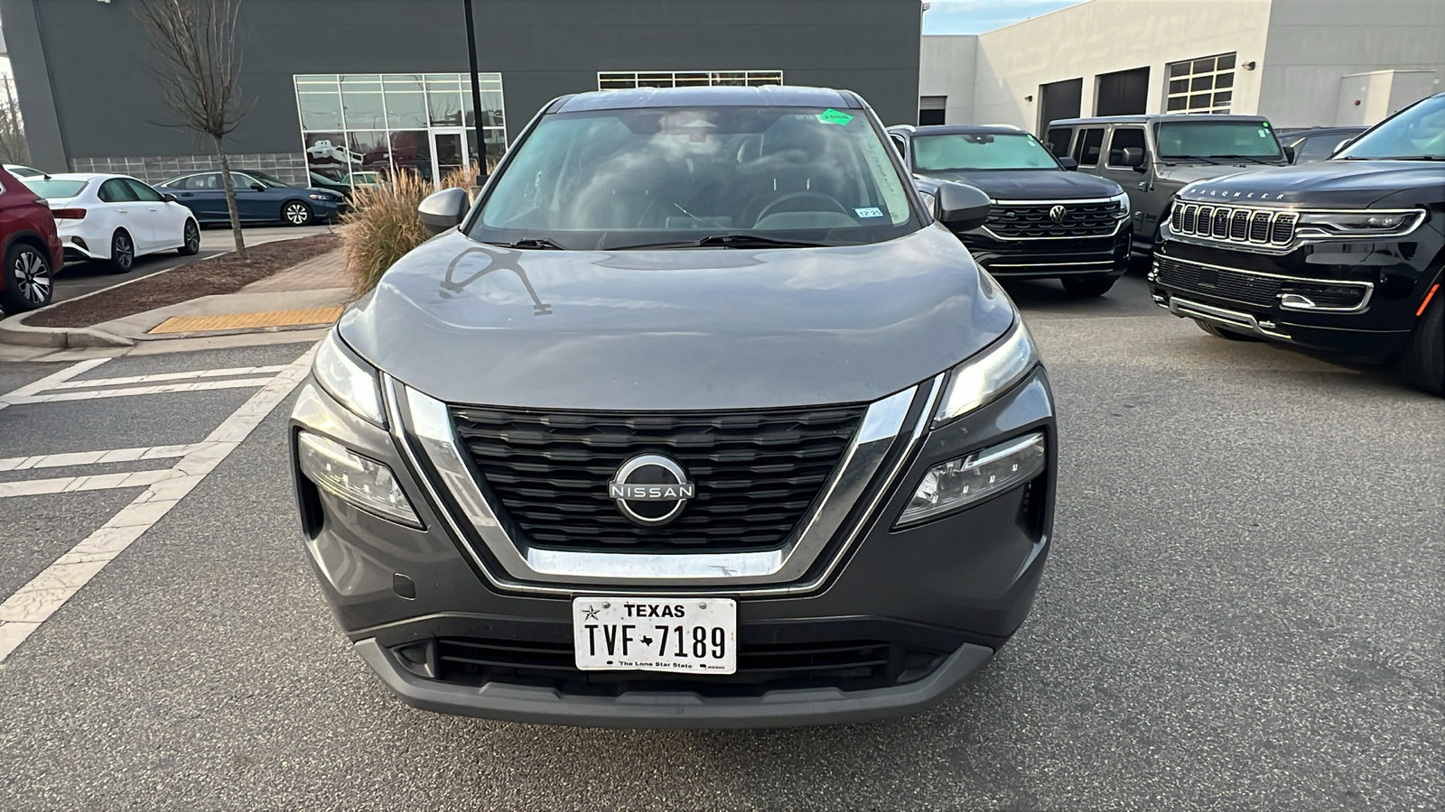 Used 2023 Nissan Rogue SV image 3