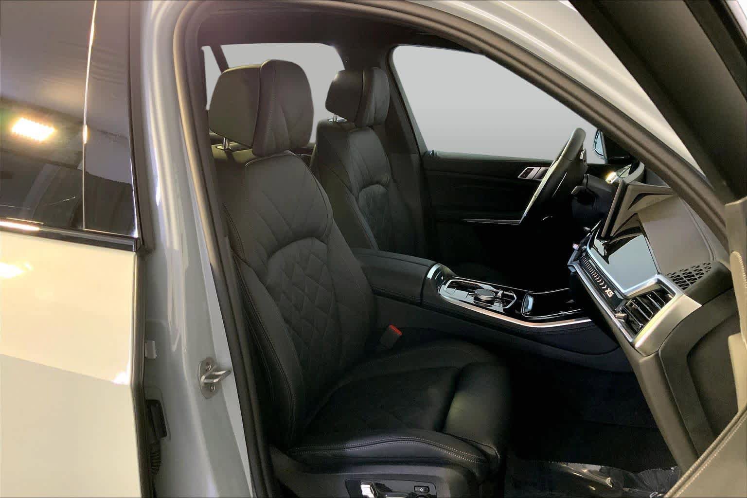 Used 2025 BMW X5 xDrive40i w/ M Sport Package AWD/4WD image 9