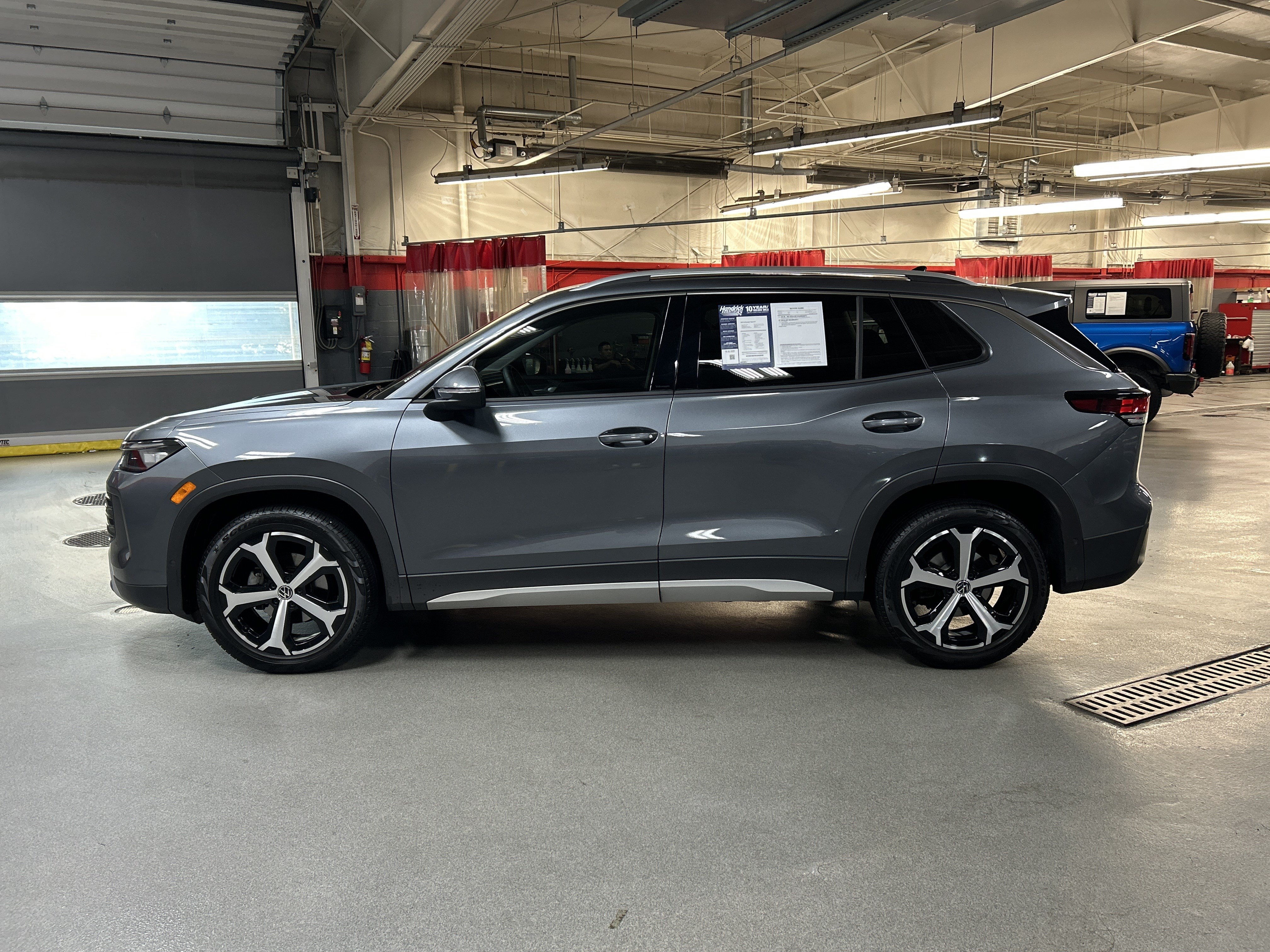 Used 2025 Volkswagen Tiguan SE FWD image 7