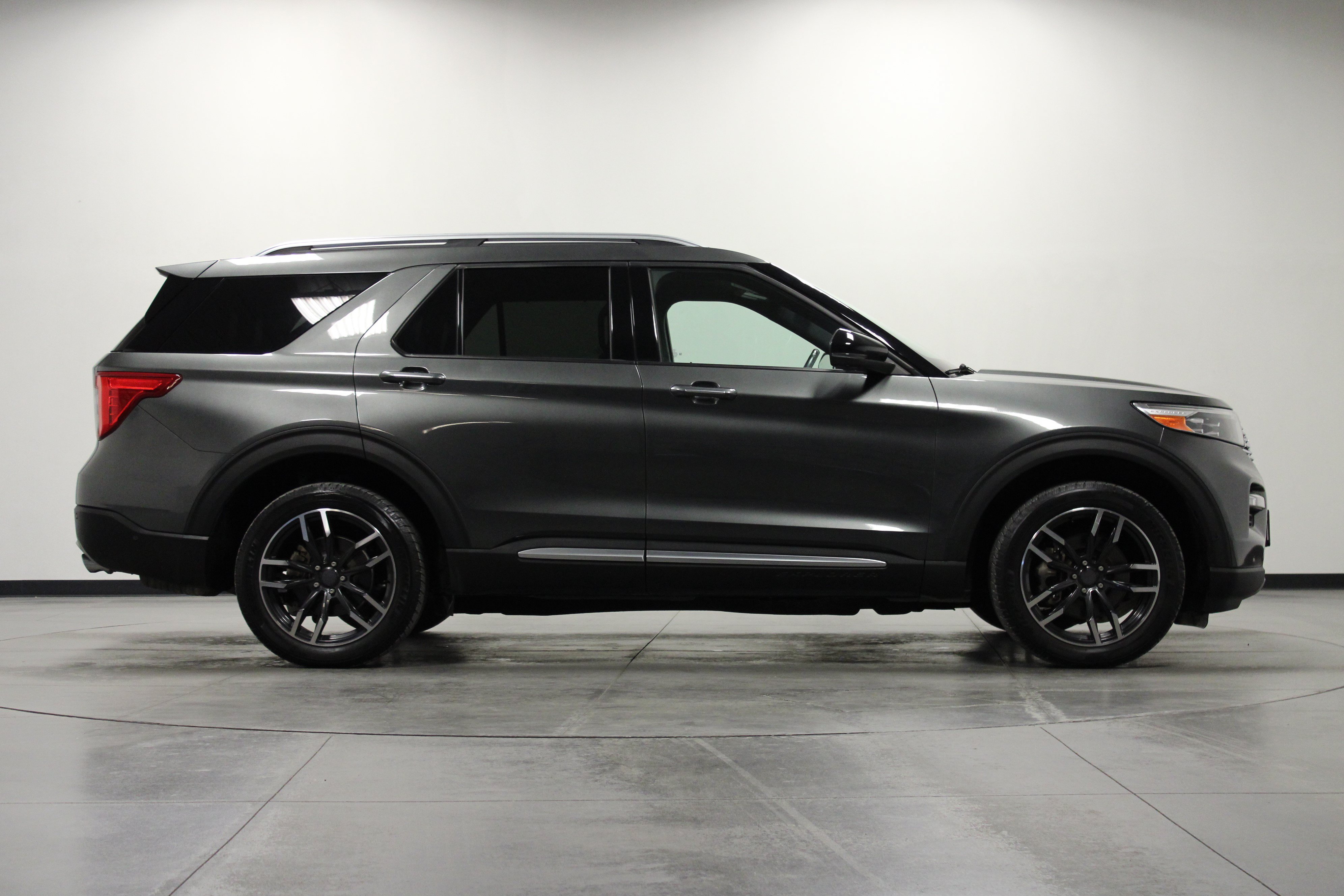 Used 2020 Ford Explorer Platinum w/ Premium Technology Package AWD/4WD image 3
