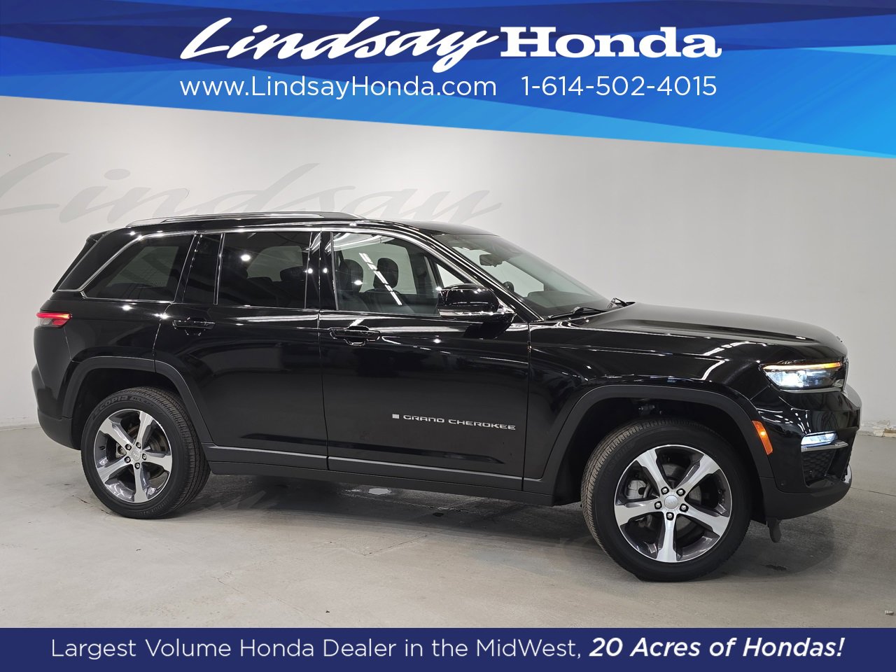 Used 2023 Jeep Grand Cherokee Limited w/ Luxury Tech Group II image 3