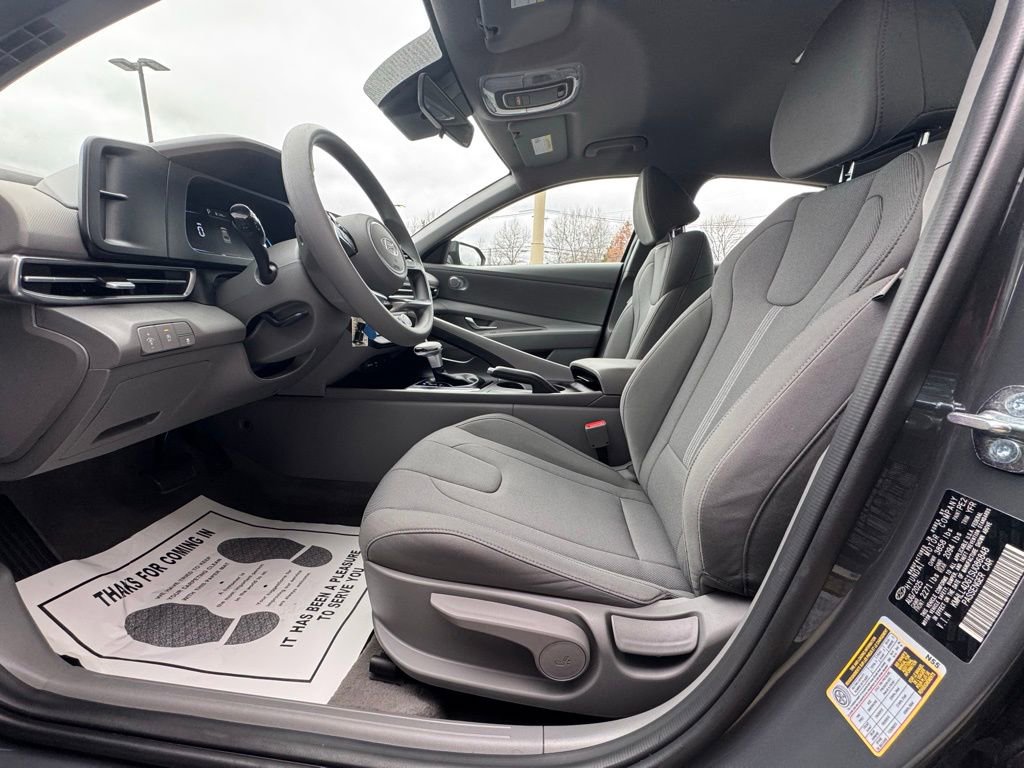 Used 2025 Hyundai Elantra SE image 4