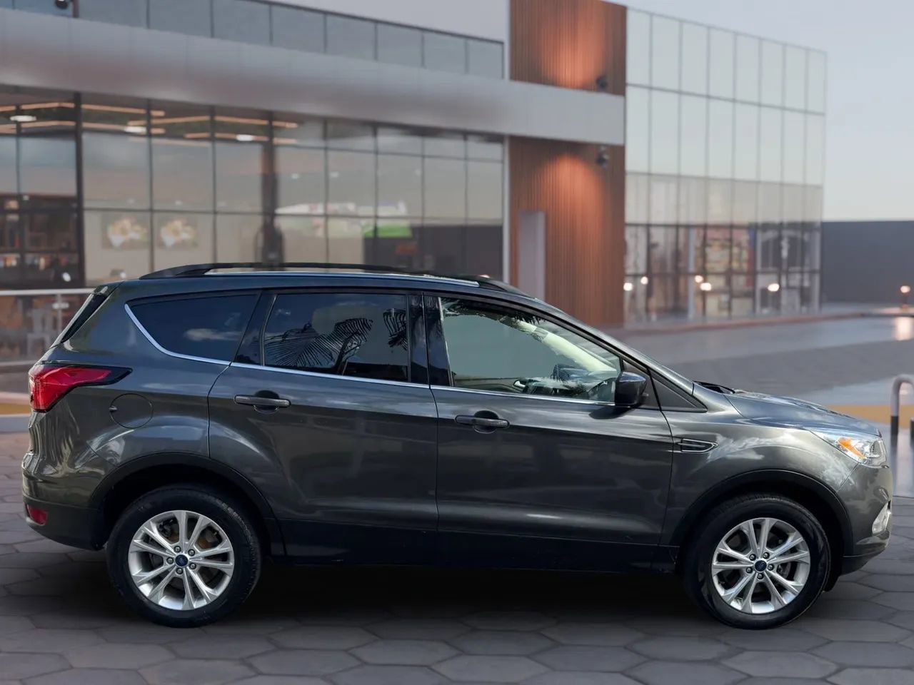 Used 2019 Ford Escape SEL AWD/4WD image 7