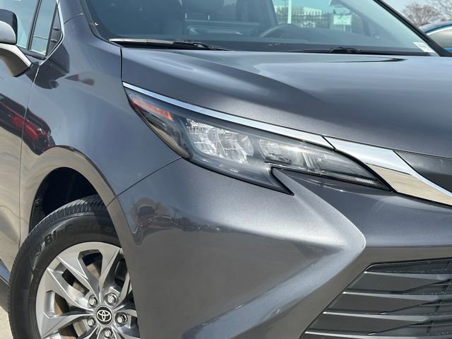 Used 2025 Toyota Sienna XLE image 3