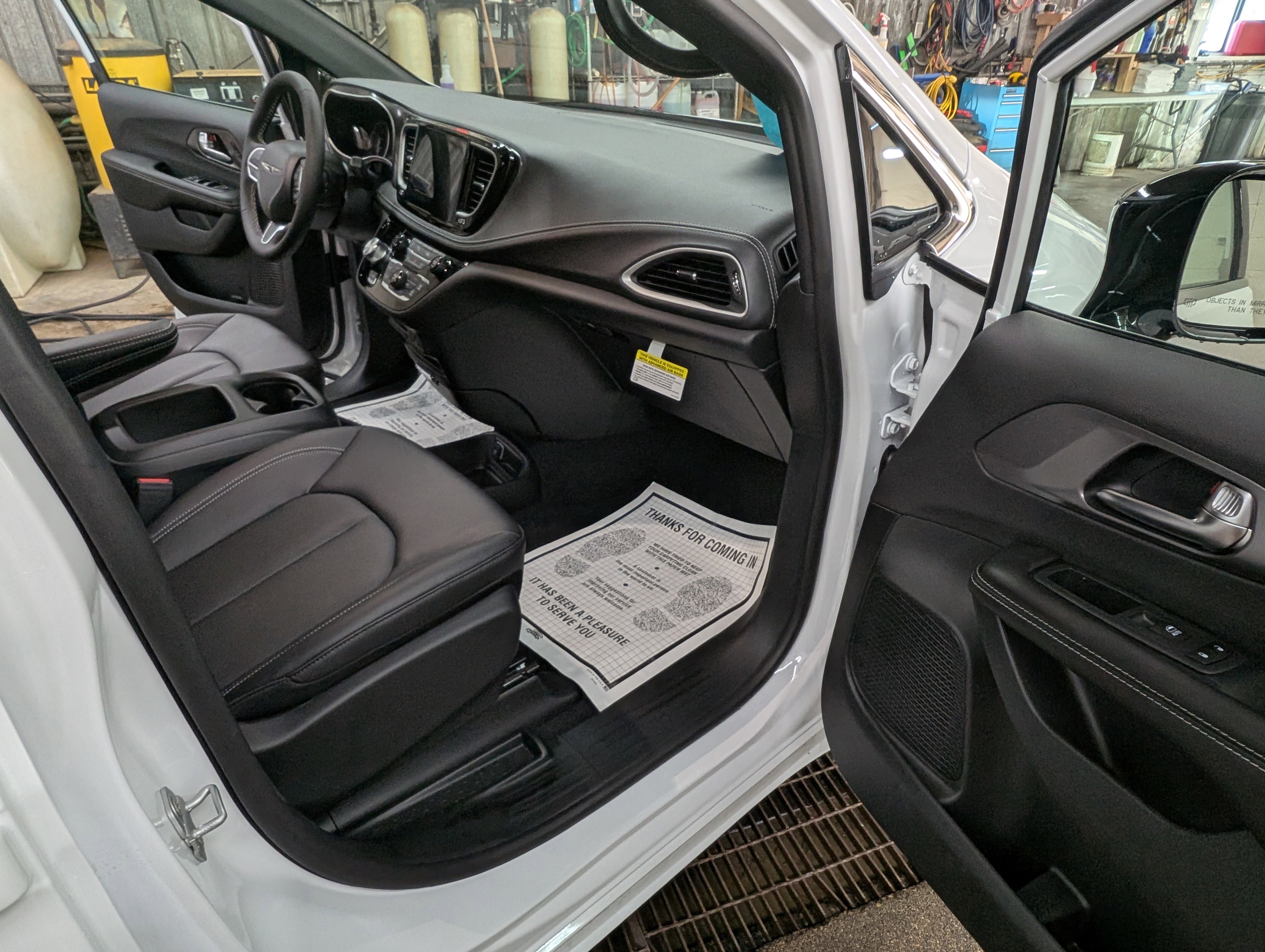 New 2026 Chrysler Pacifica Select image 4