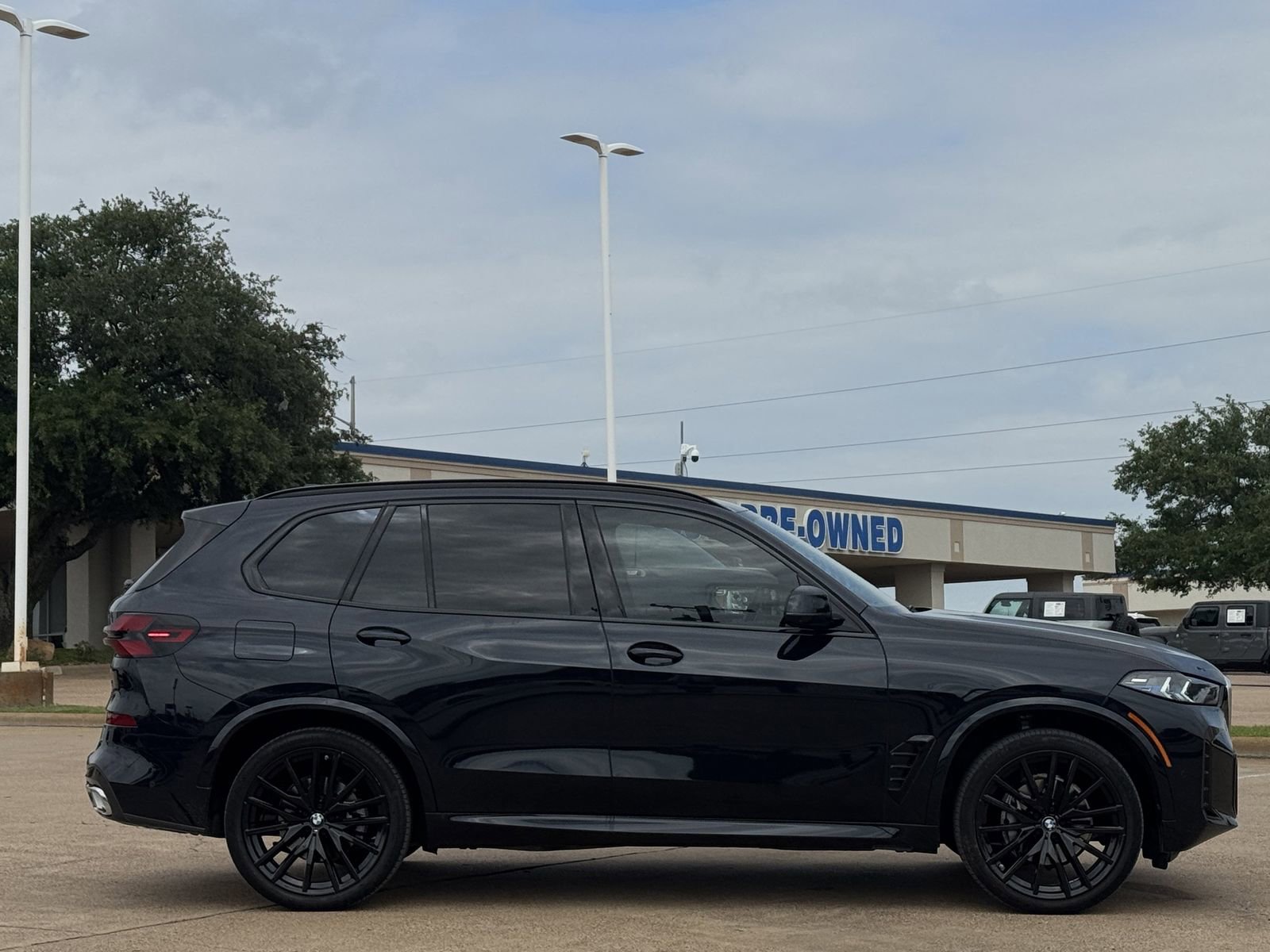 Used 2025 BMW X5 xDrive40i w/ M Sport Package AWD/4WD image 3