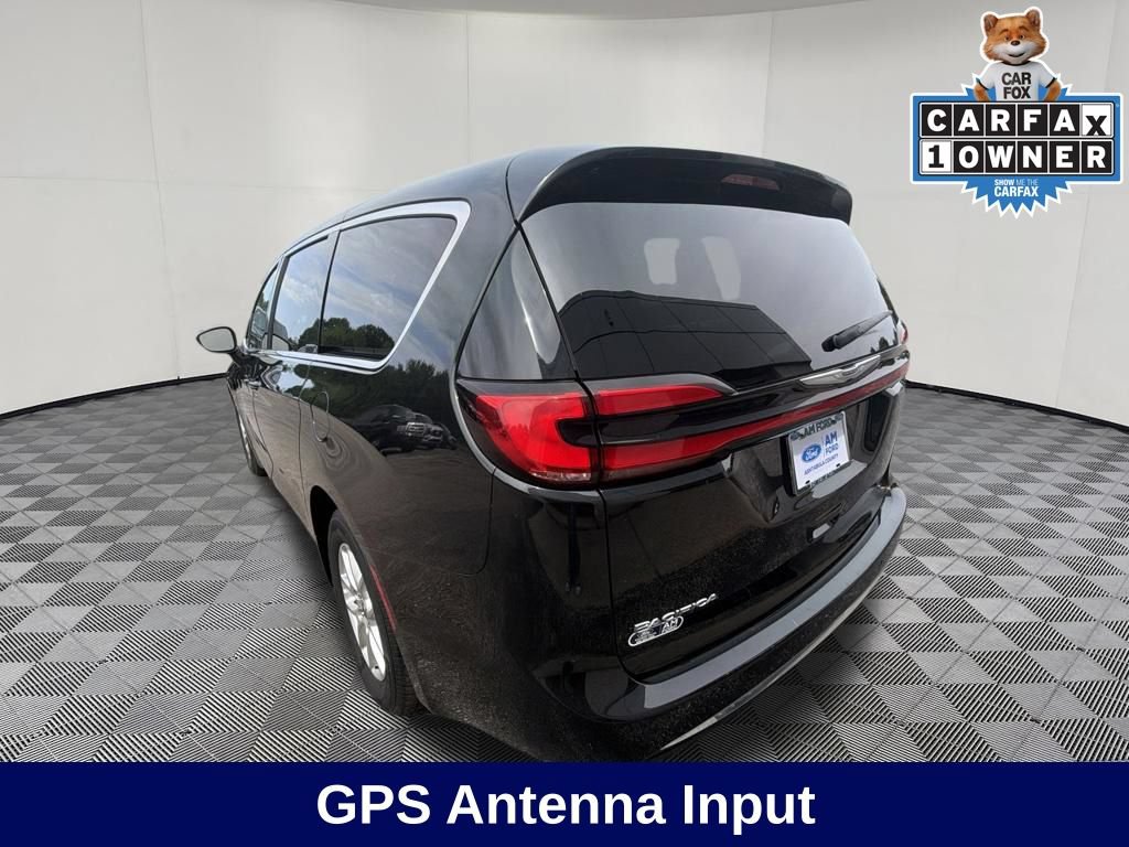 Used 2023 Chrysler Pacifica Touring-L FWD image 3