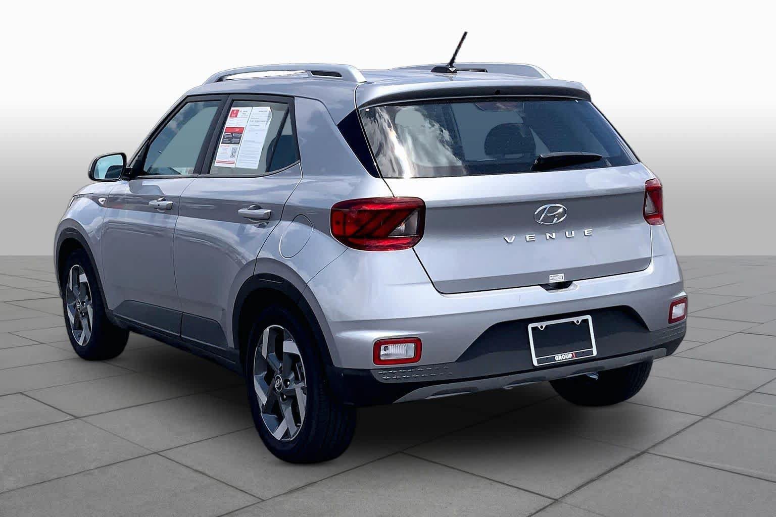 Used 2025 Hyundai Venue SEL FWD image 12
