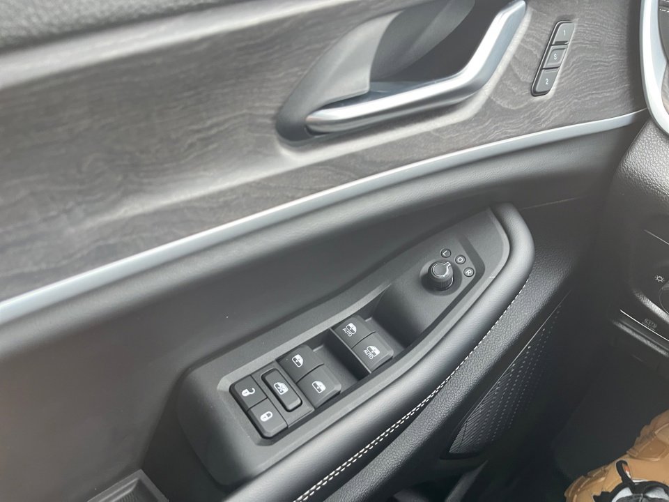 Used 2025 Jeep Grand Cherokee L Limited w/ Black Appearance Package image 32