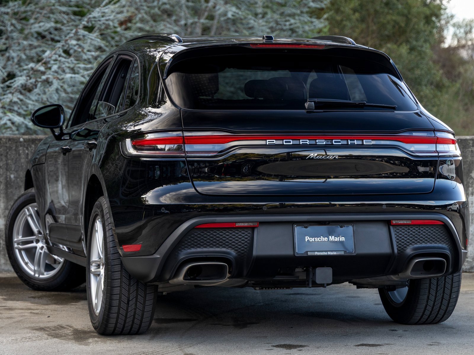 Certified 2025 Porsche Macan image 3