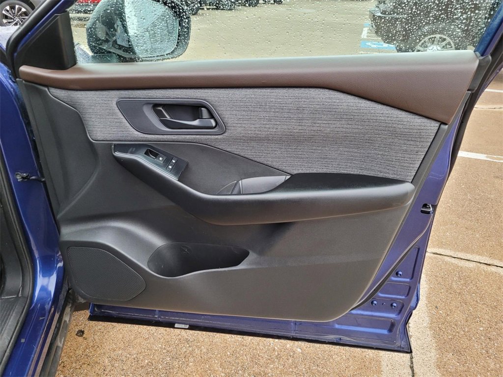 Used 2023 Nissan Rogue S image 8