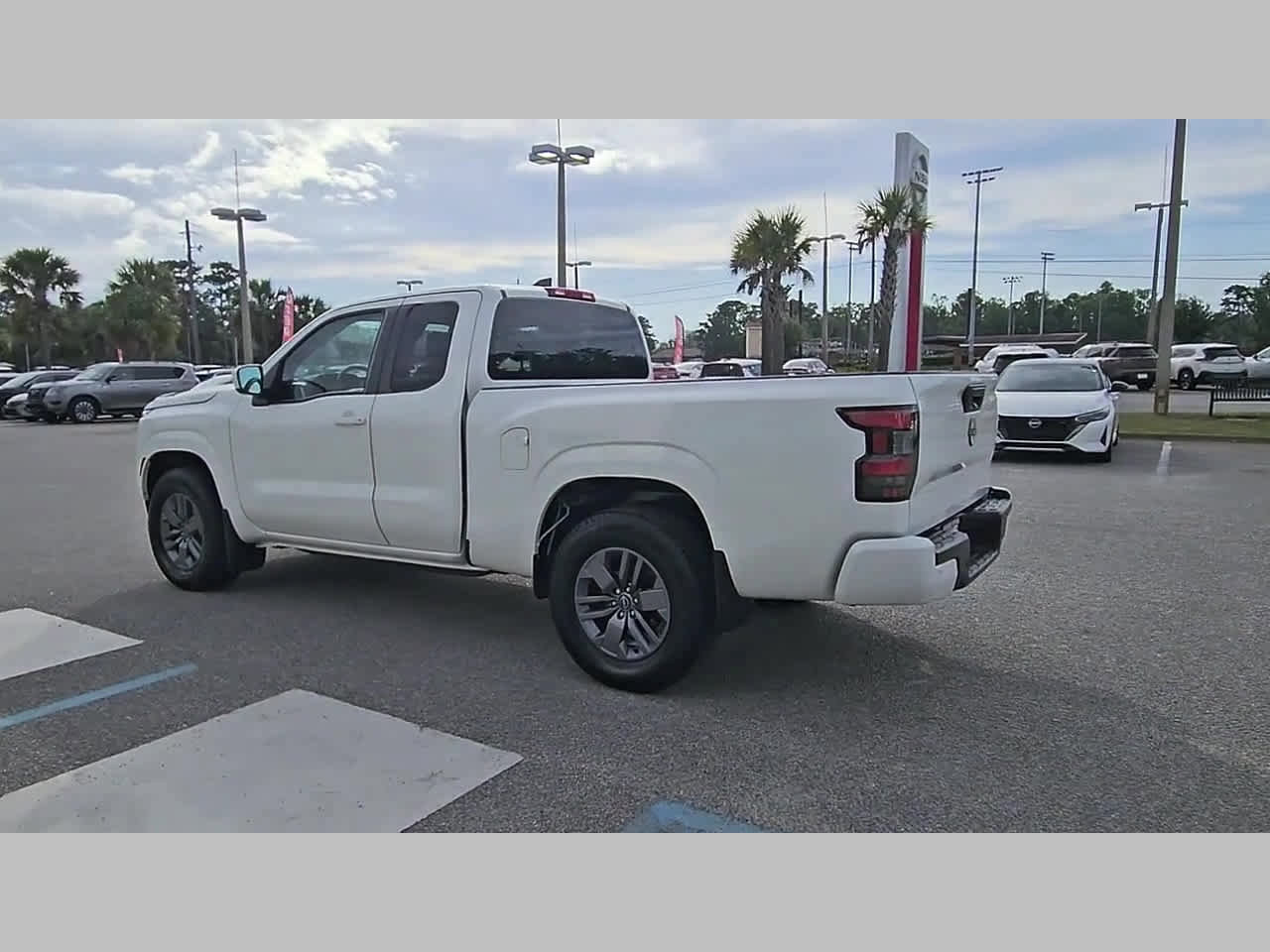Used 2025 Nissan Frontier SV image 27