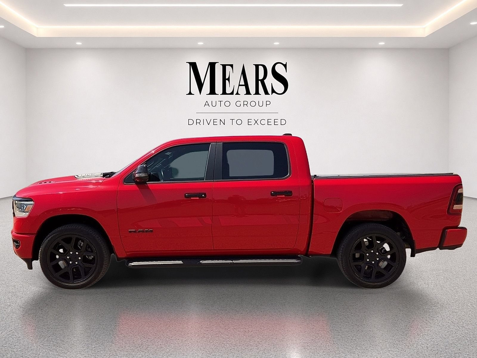 Used 2023 RAM 1500 Laramie AWD/4WD image 2