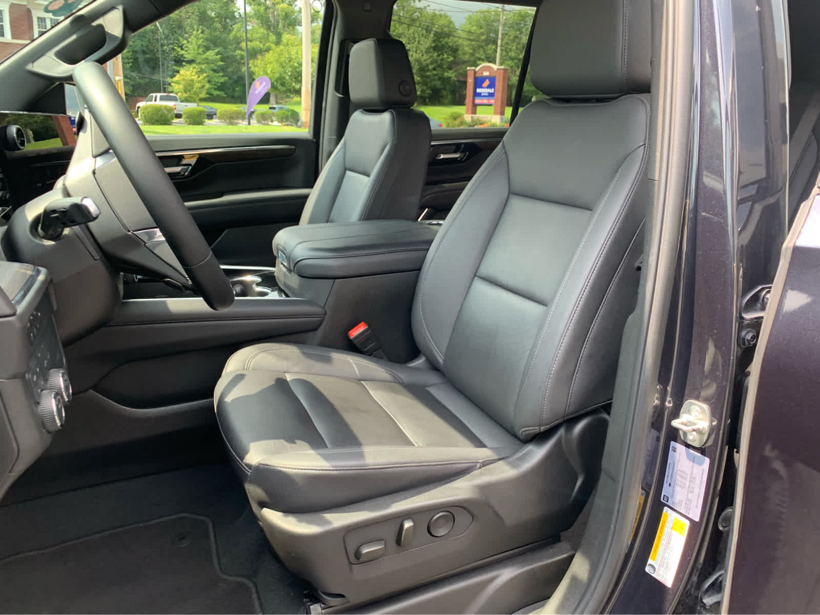 Used 2025 Chevrolet Tahoe Z71 AWD/4WD image 12
