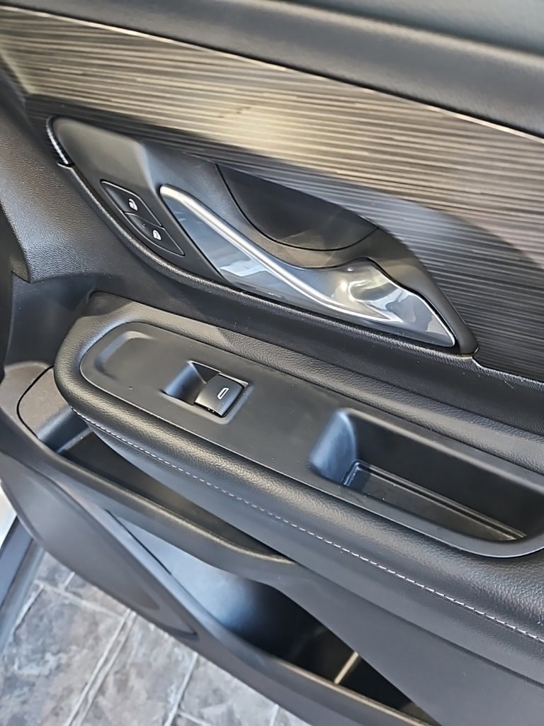 Used 2024 GMC Terrain SLT image 11