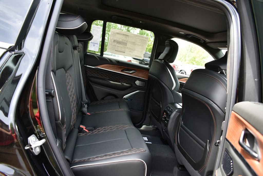 New 2026 Jeep Grand Cherokee Summit w/ Obsidian Package AWD/4WD image 28