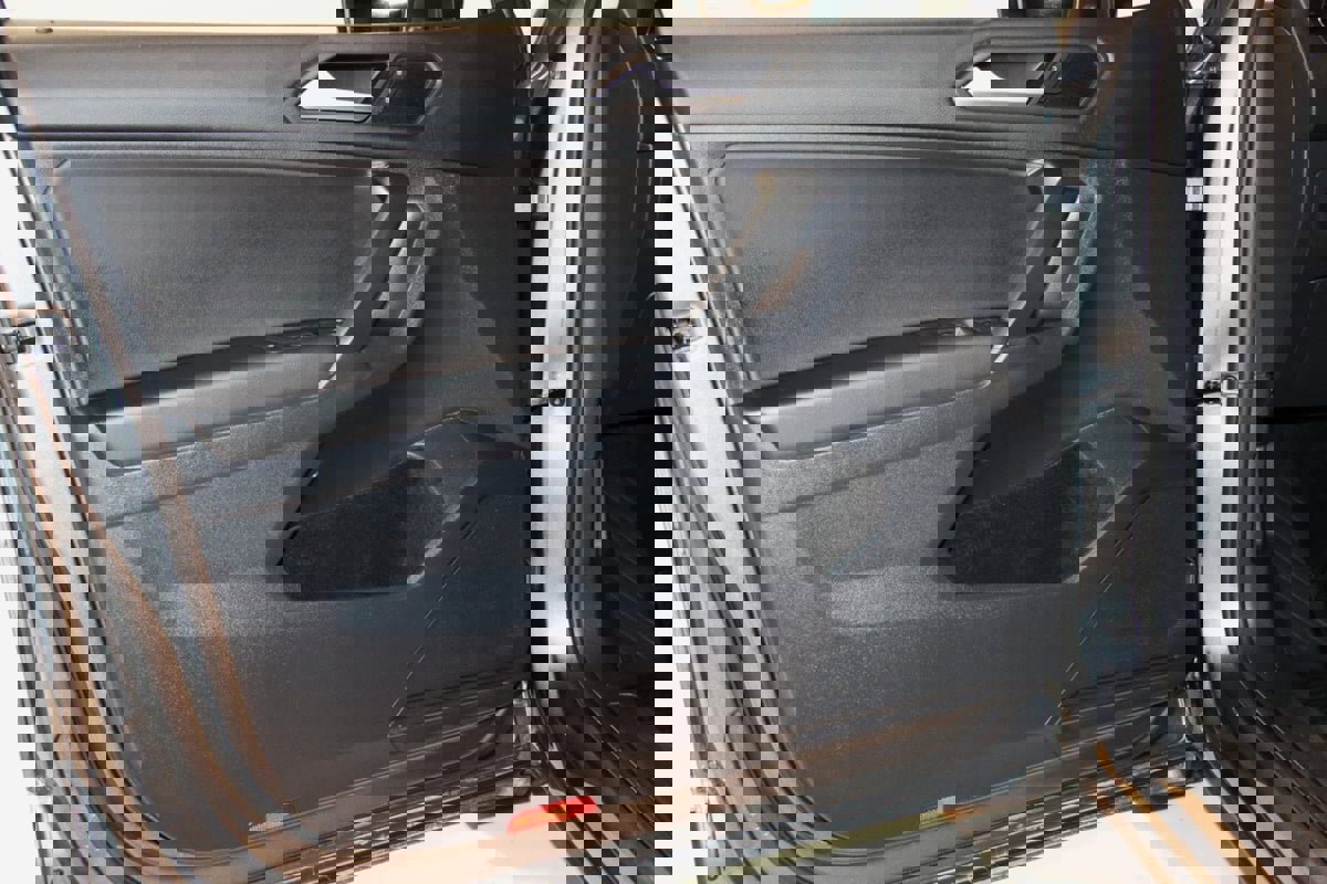 Used 2021 Volkswagen Tiguan SE w/ Panoramic Sunroof Package image 30