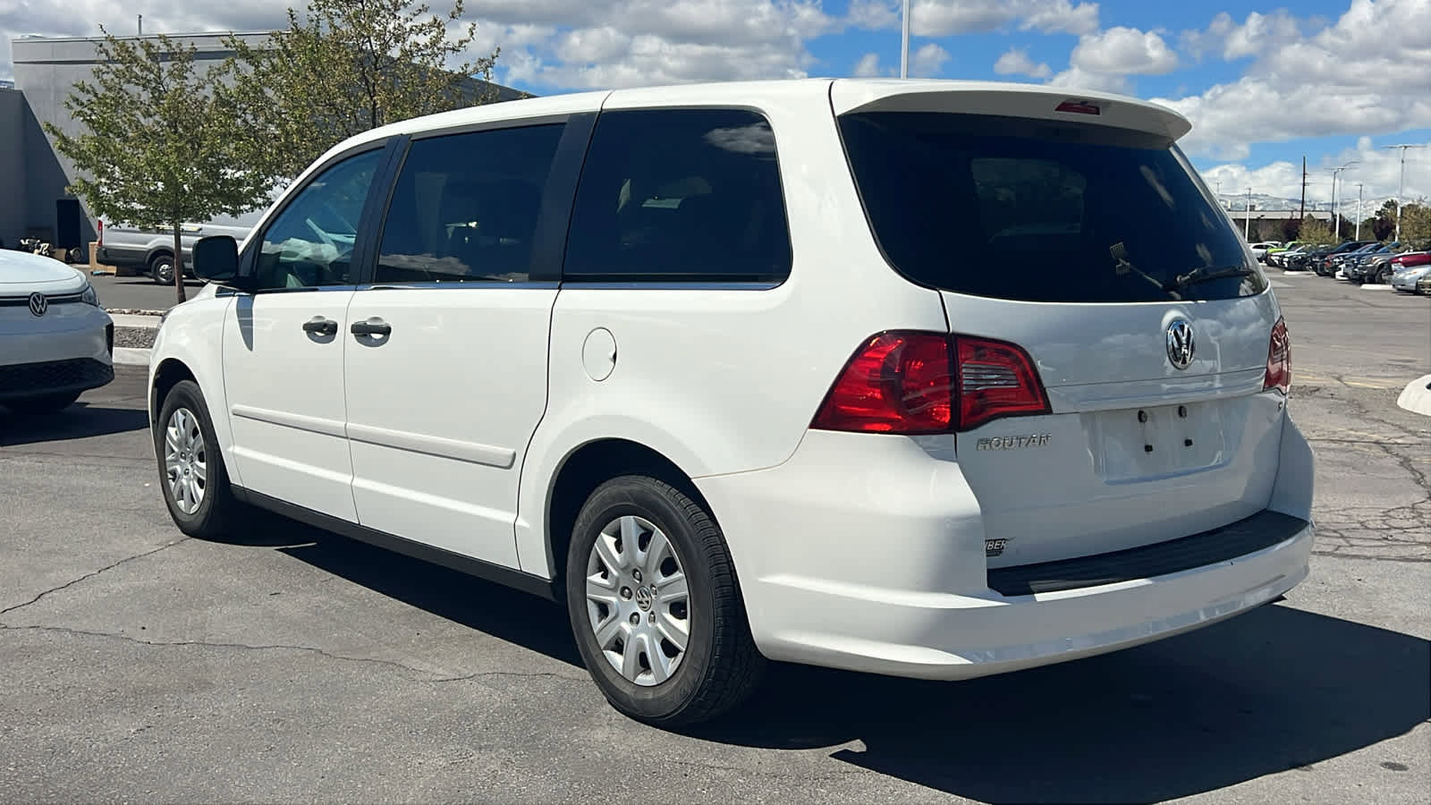 Used 2011 Volkswagen Routan S image 7