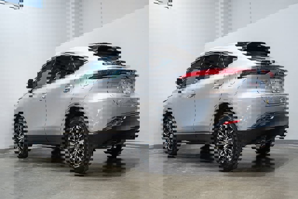 Used 2023 Toyota Venza LE image 7