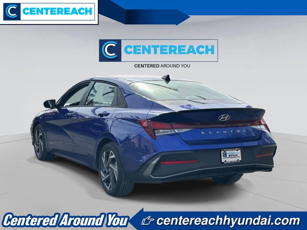 Used 2025 Hyundai Elantra Sport FWD image 4