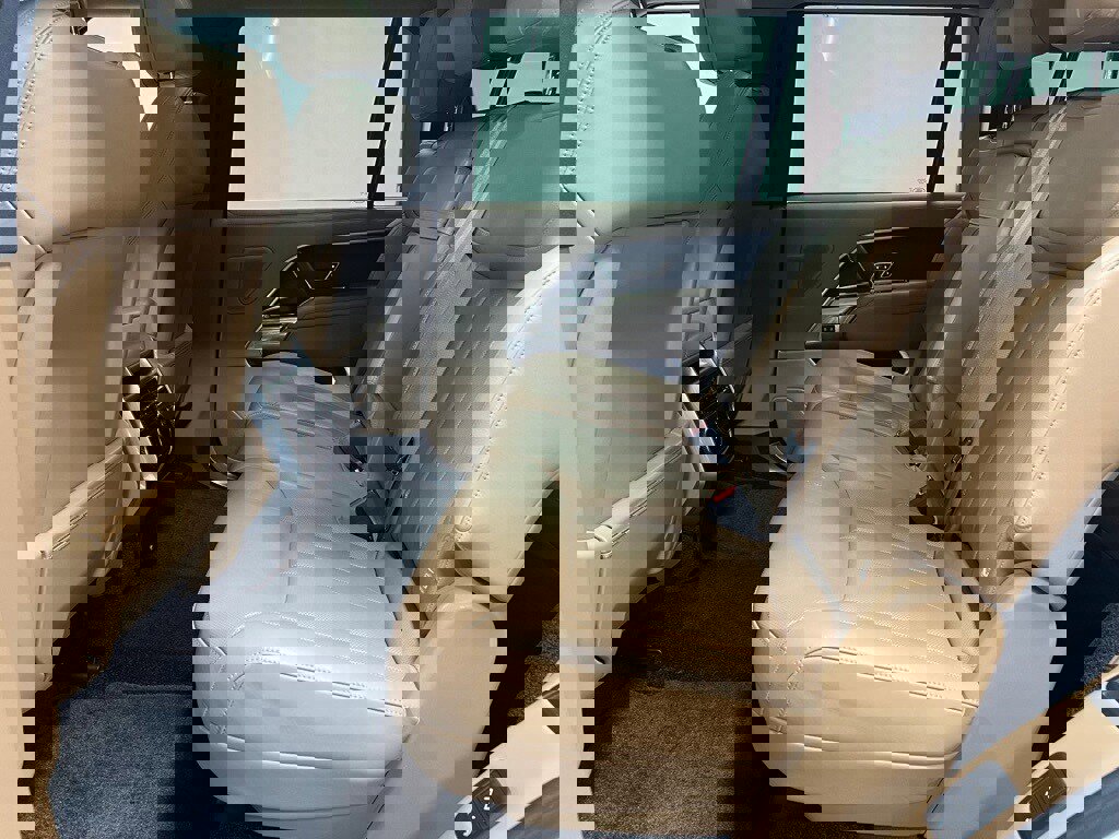 Used 2024 Land Rover Range Rover Long Wheelbase SE image 24