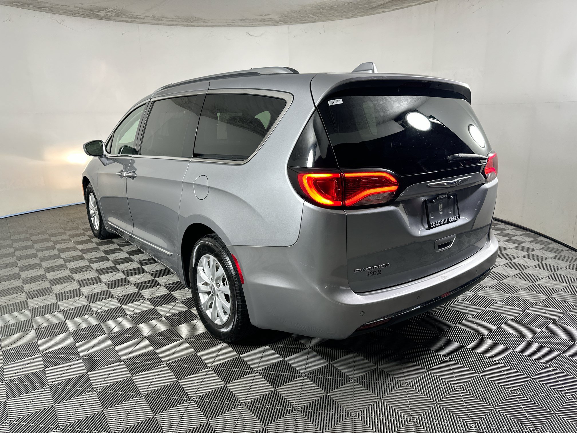 Used 2019 Chrysler Pacifica Touring-L FWD image 5