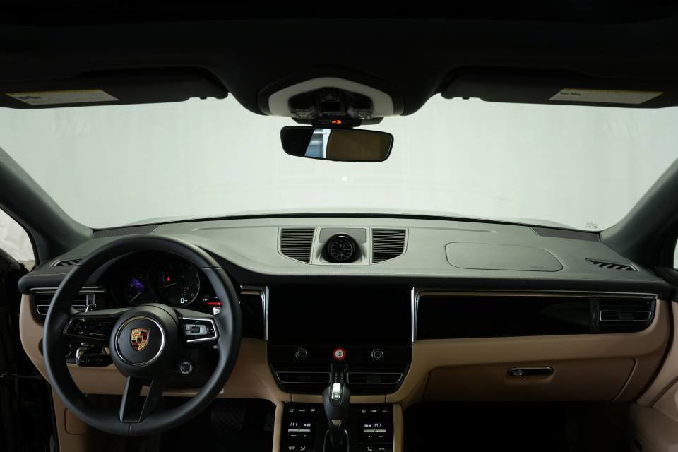 Certified 2026 Porsche Macan AWD/4WD image 16
