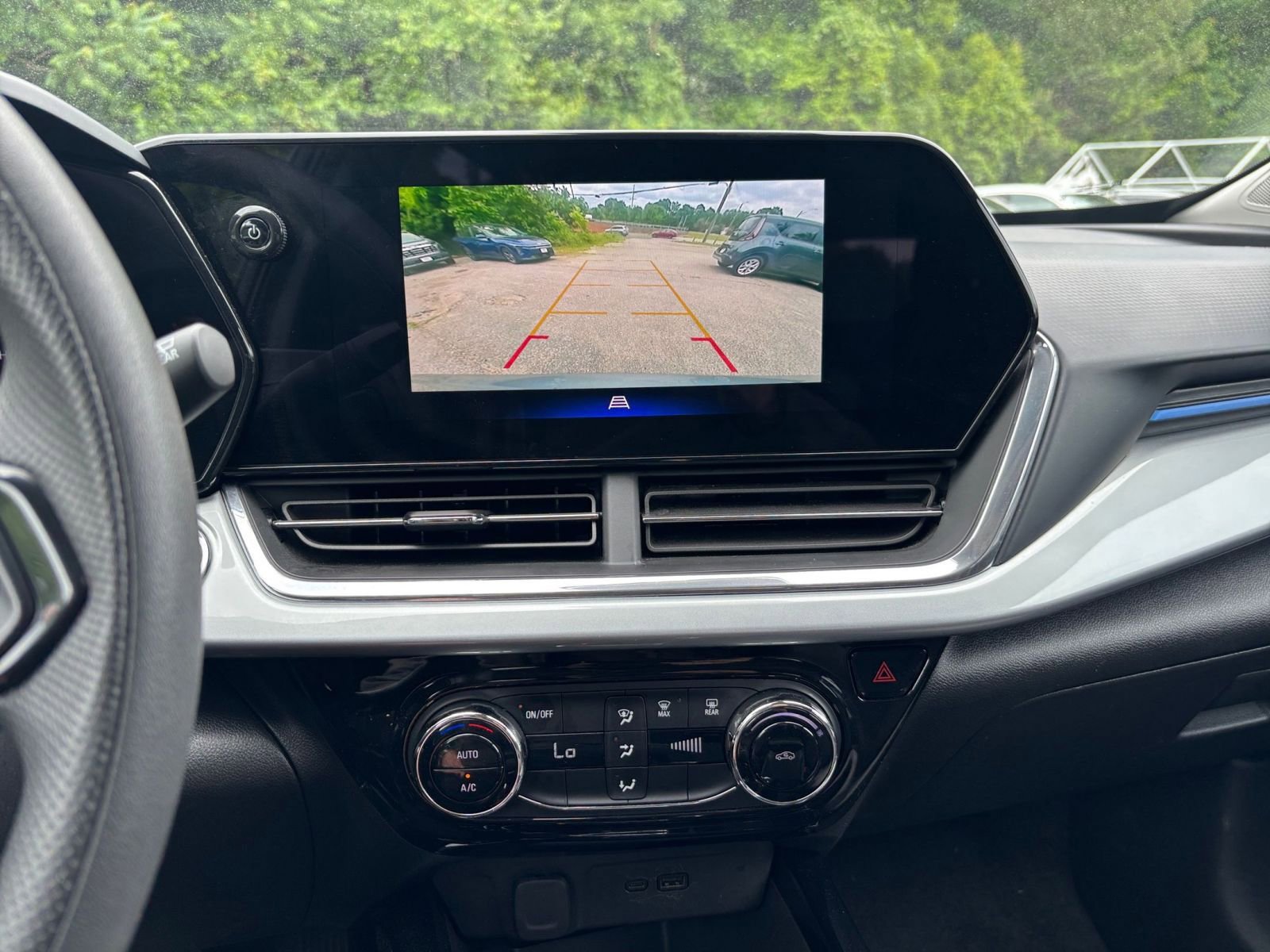 Used 2025 Chevrolet Trax LT FWD image 17