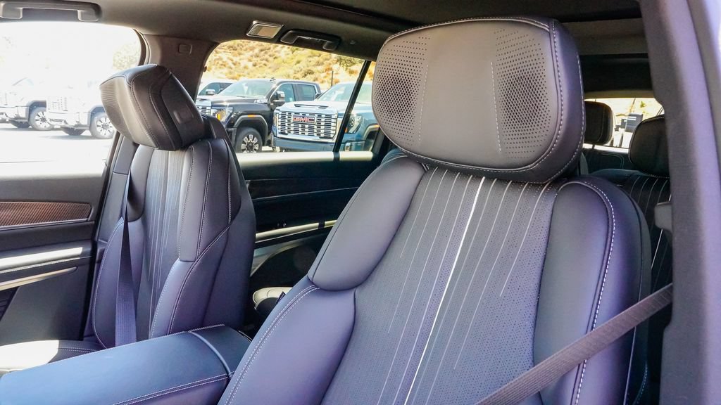 New 2027 Cadillac Vistiq Sport w/ LPO, Floor Liner Package AWD/4WD image 13
