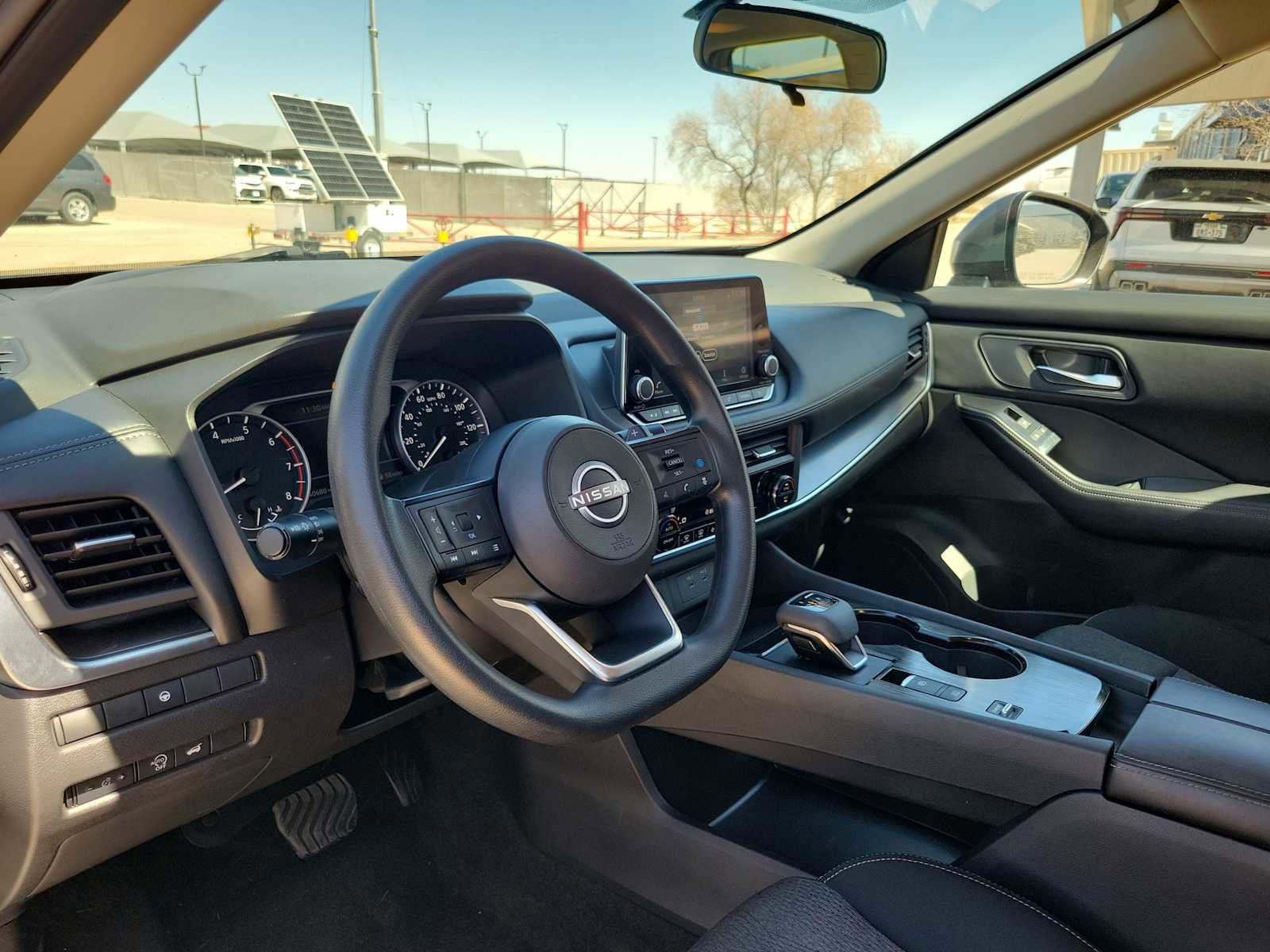 Used 2024 Nissan Rogue SV image 2