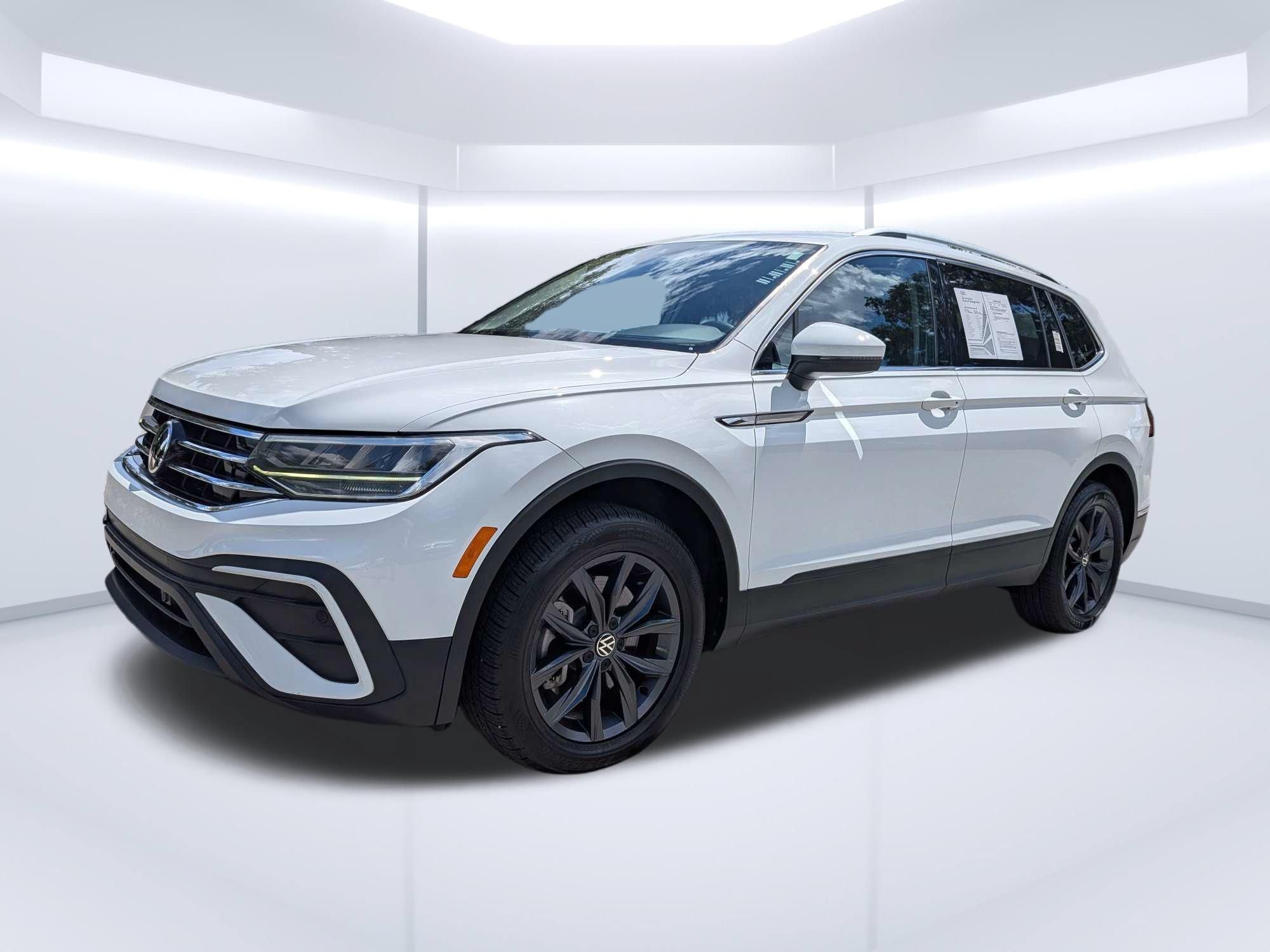 Used 2022 Volkswagen Tiguan SE w/ Panoramic Sunroof Package FWD image 6