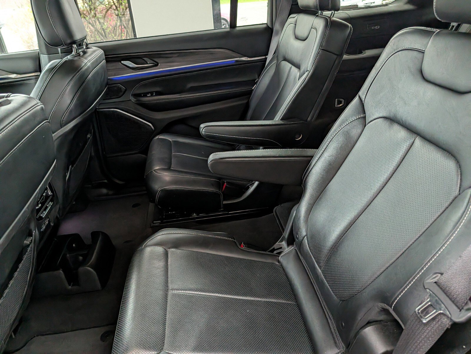 Used 2023 Jeep Grand Cherokee L Overland AWD/4WD image 12