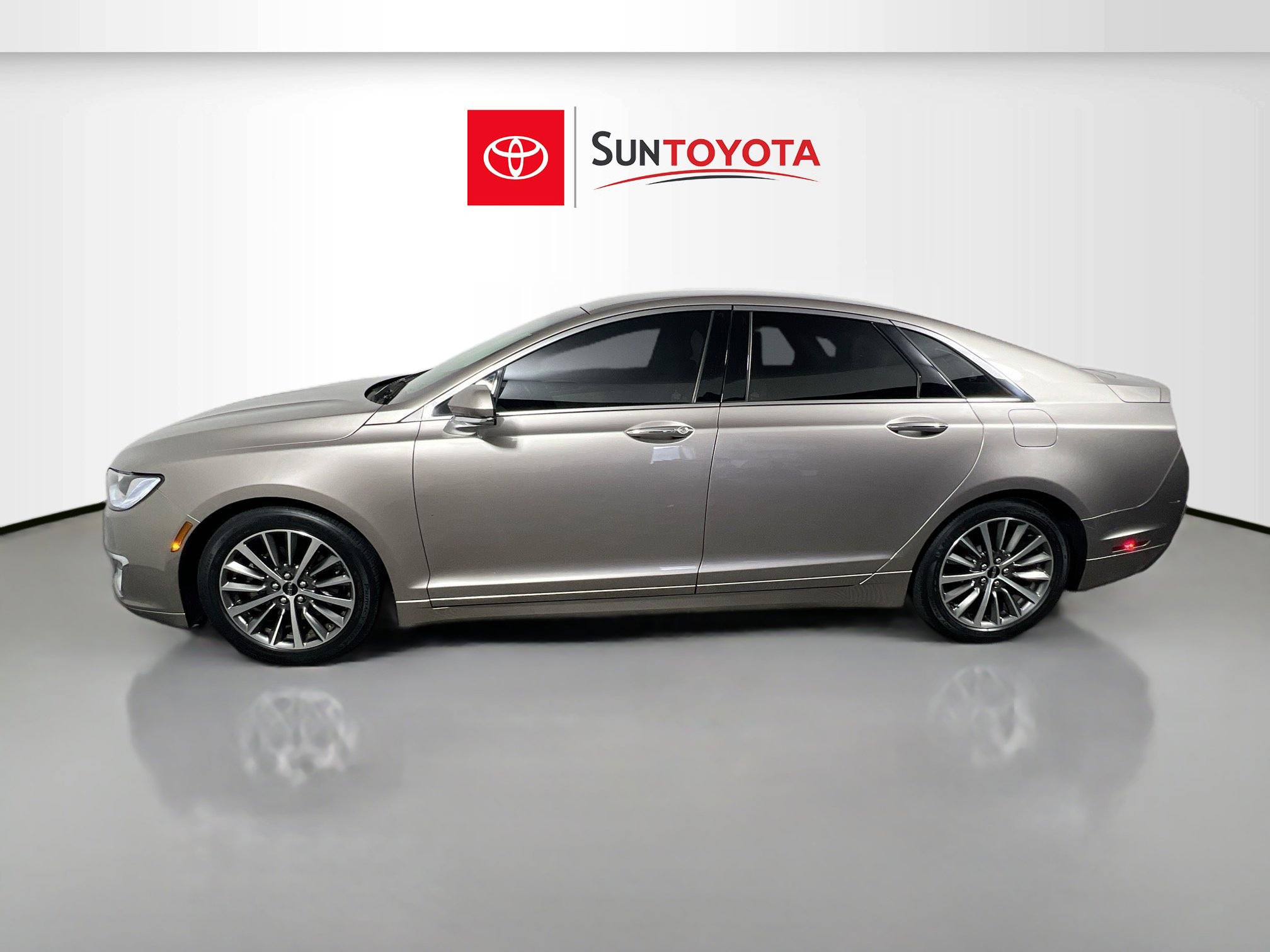 Used 2020 Lincoln MKZ w/ Convenience Package FWD image 7