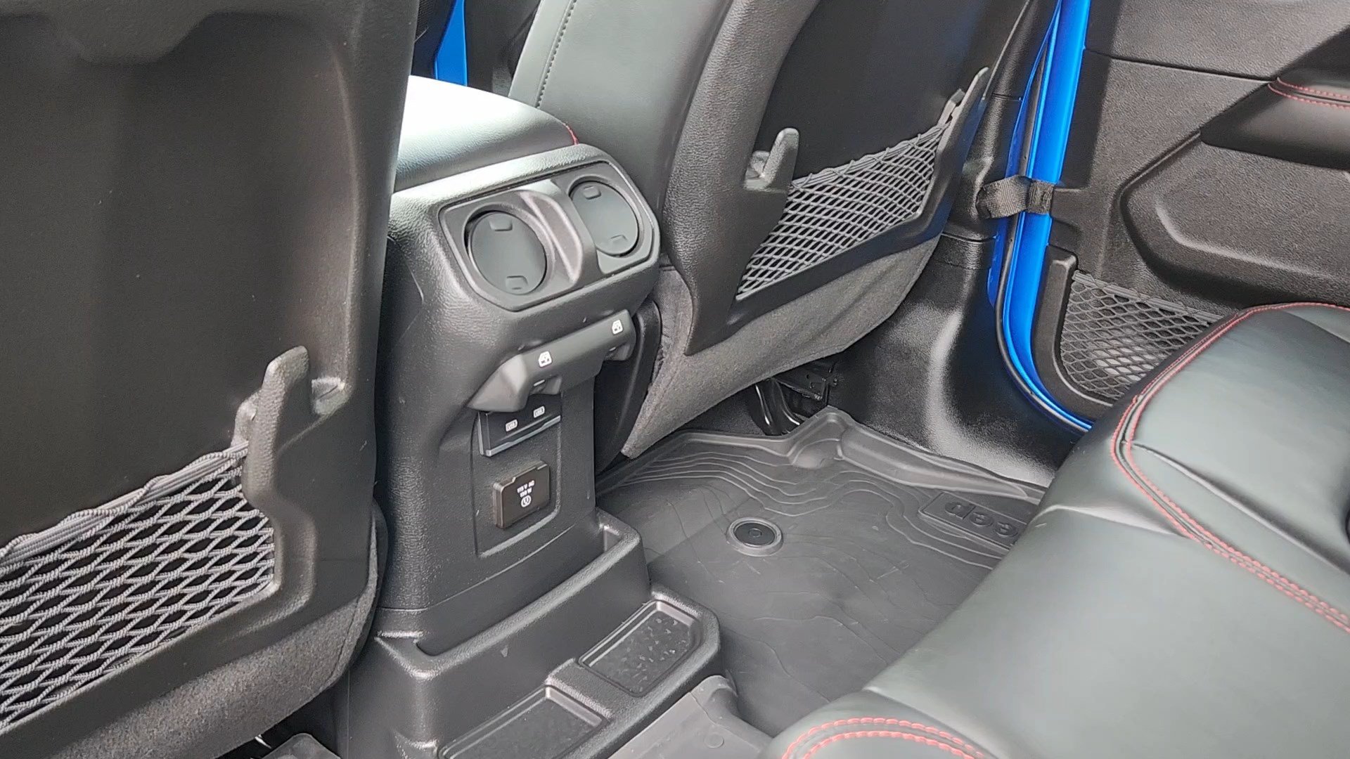 Used 2025 Jeep Wrangler Unlimited Rubicon w/ Convenience Group AWD/4WD image 17