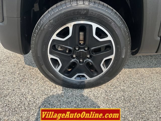 Used 2017 Jeep Renegade Trailhawk AWD/4WD image 9