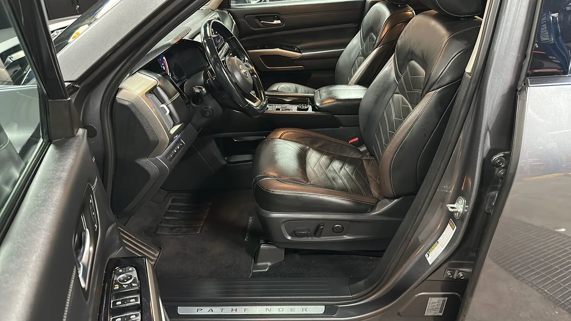 Used 2022 Nissan Pathfinder Platinum w/ Cargo Package image 9